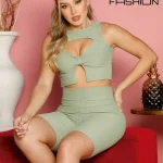 Conjunto deportivo de 2 piezas de color liso para mujer, top corto con escote especial de manga corta con pantalón corto.