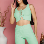 Conjunto deportivo de 2 piezas de color liso para mujer, top corto de manga corta con pantalón corto.