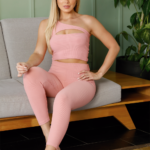 Conjunto deportivo de 2 piezas de color liso para mujer, top corto de manga corta con pantalón largo.