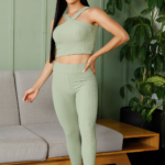 Conjunto deportivo de 2 piezas de color liso para mujer, top corto de manga corta con pantalón largo.